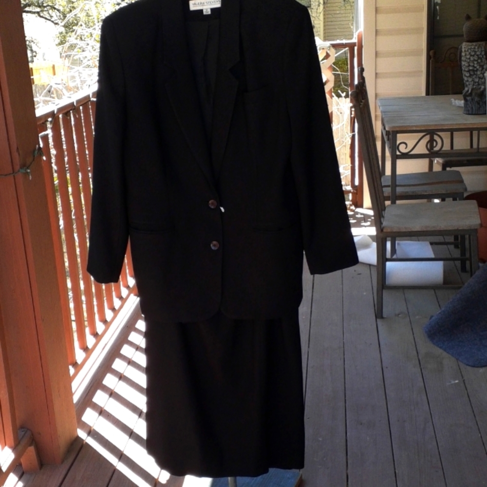 Valerie Steven's 2 piece suit 47% Acetate 53% Polyester Sizes 12 and 14